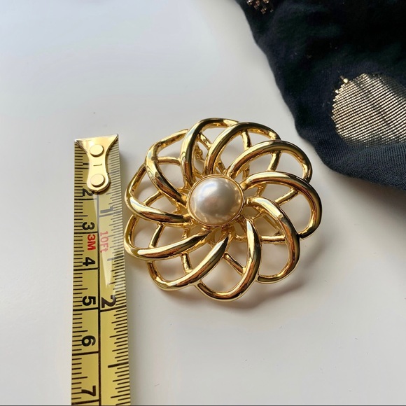 Vintage classic faux pearl and gold swirl brooch - Picture 5 of 6